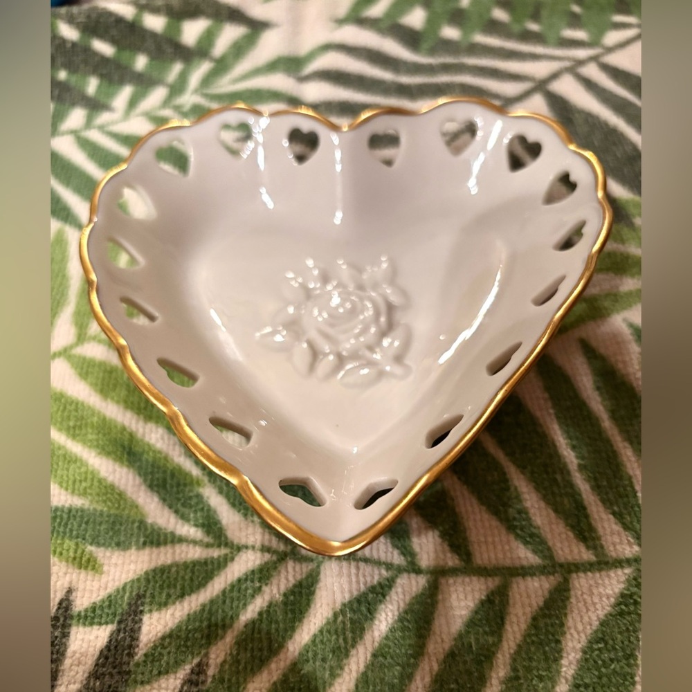 PART OF THE VINTAGE HEART SHAPED COLLECTION FROM LENOX. DISCONTINUED - Picture 5 of 8